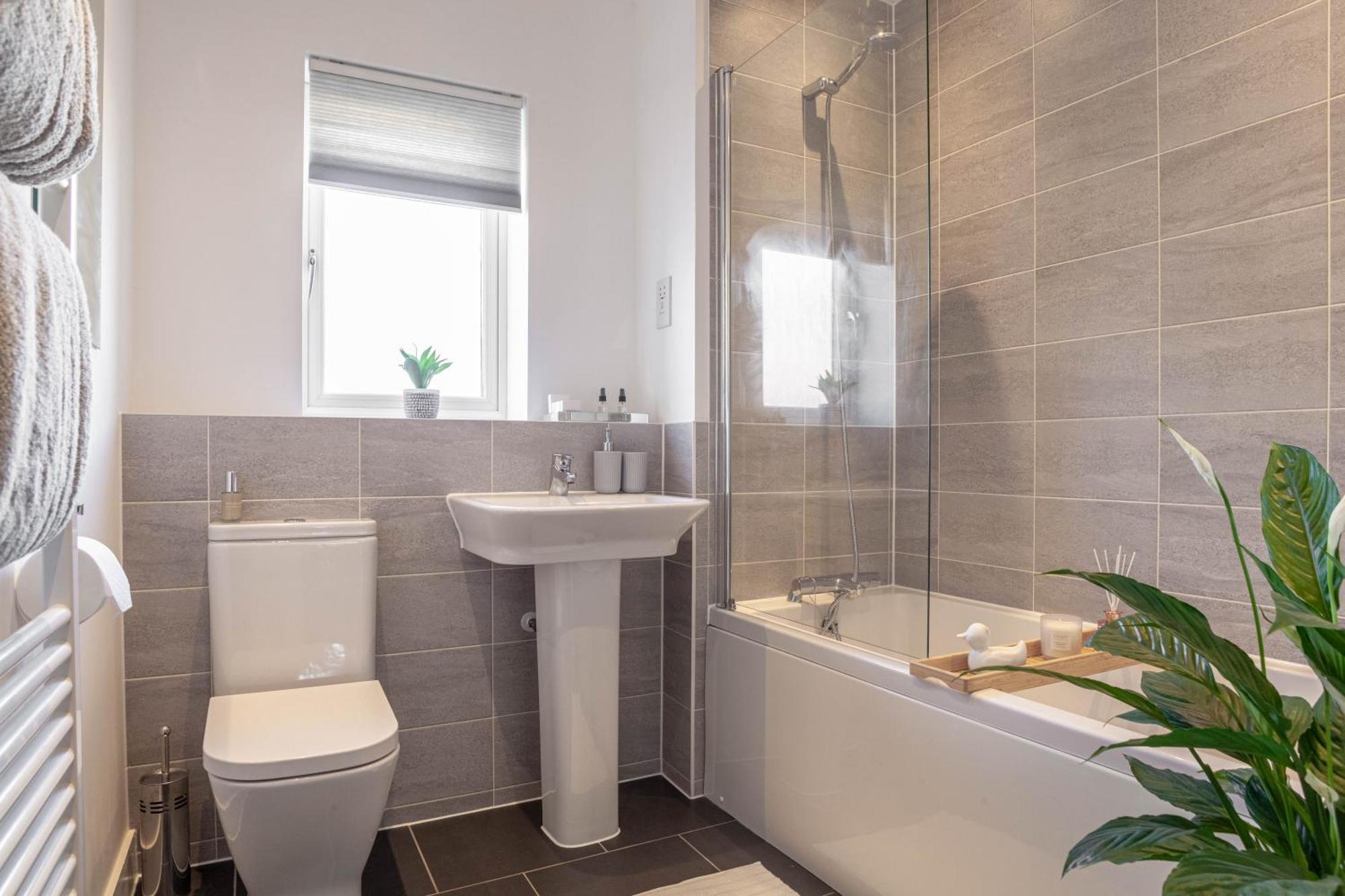 Modern 3 Bedroom House With Parking Μπαθ Εξωτερικό φωτογραφία