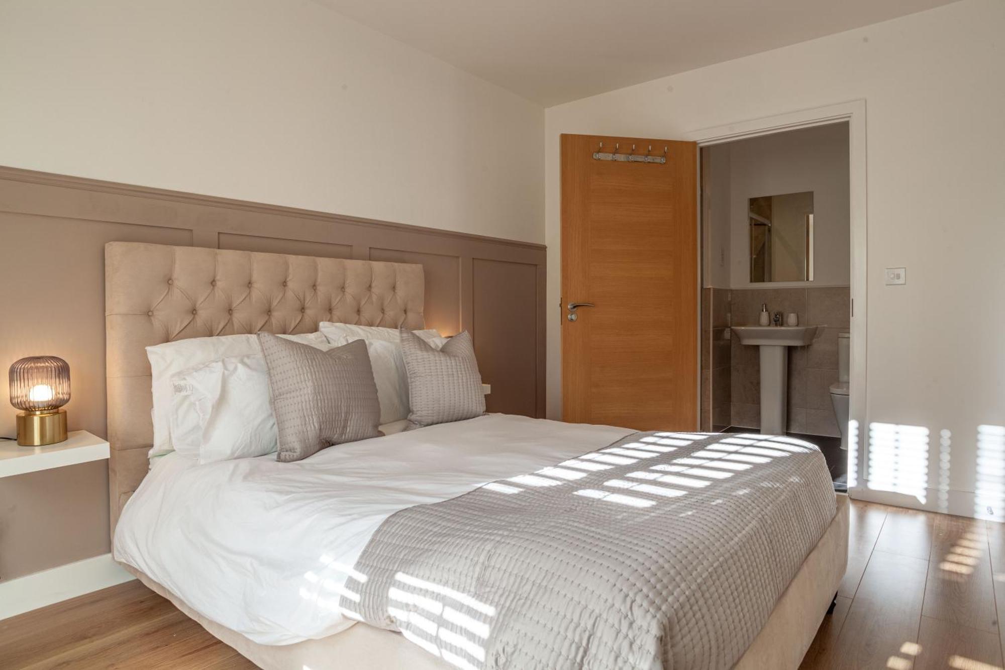 Modern 3 Bedroom House With Parking Μπαθ Εξωτερικό φωτογραφία